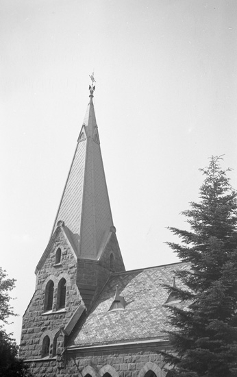 Foto på Sandviks kyrka lite från sidan.
Nuvarande stenkyrka i nygotisk stil uppfördes 1899 efter ritningar av arkitekterna Gustaf Petterson och Sven Gratz.