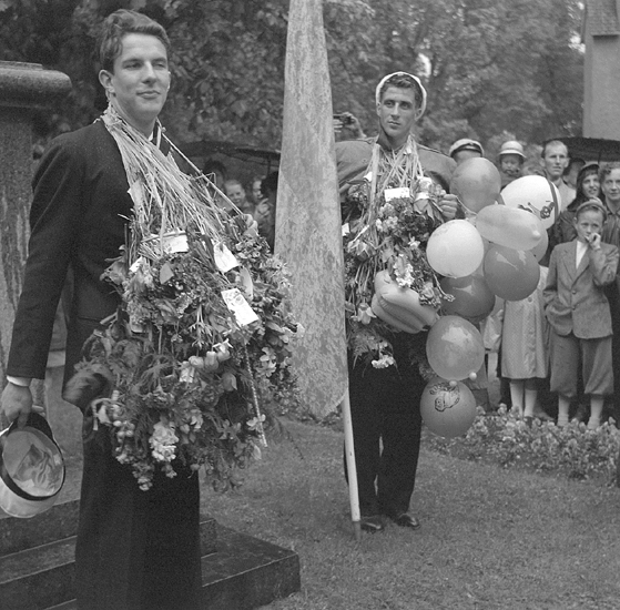 Studenterna, fjärde dagen, 1953. 
En student håller tal vid Esaias Tegnérs staty.