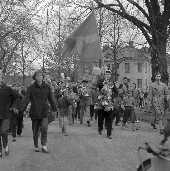 Studenterna andra dagen, 18/5 1954. 
Studenter och anhöriga m.fl. på väg in i Linnéparken och talet vid Esaias Tegnérs staty. 
I bakgrunden syns ett av husen längs Linnégatan.