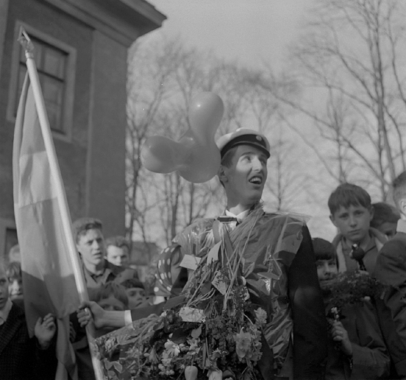 Studenterna, andra d. 1960. 
Fanbäraren håller koll på talaren vid Esaias Tegnérs staty. I bakgrunden
skymtar det s.k. Karolinerhuset.