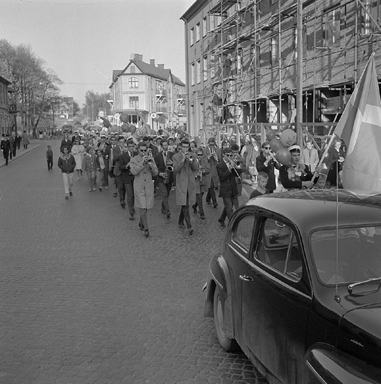 Studenterna, tredje d. 1960. 
Studenterna m.fl. marscherar längs Storgatan mot Stortorget. I bakgrunden
syns bl a Strykjärnet och Smålandspostens hus.
