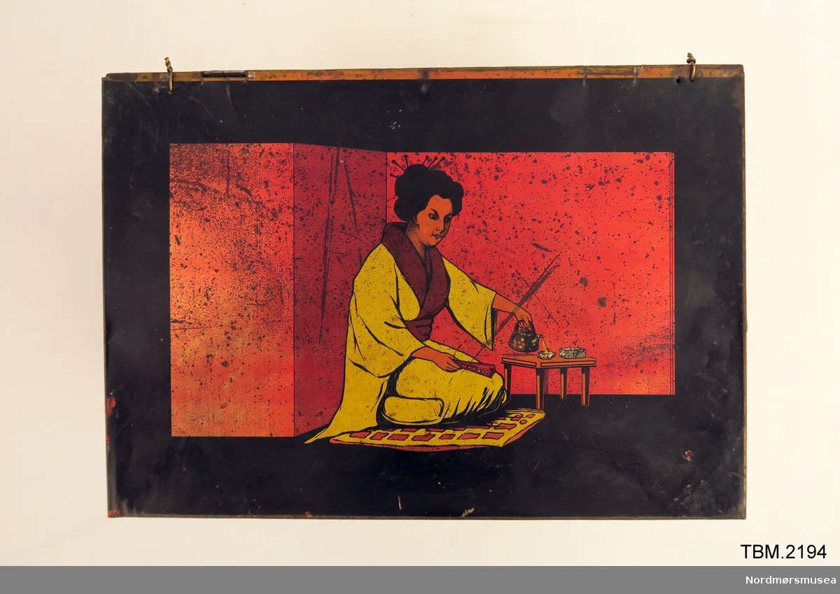 Stor teboks med japanske teikn og bilde av geishaer .