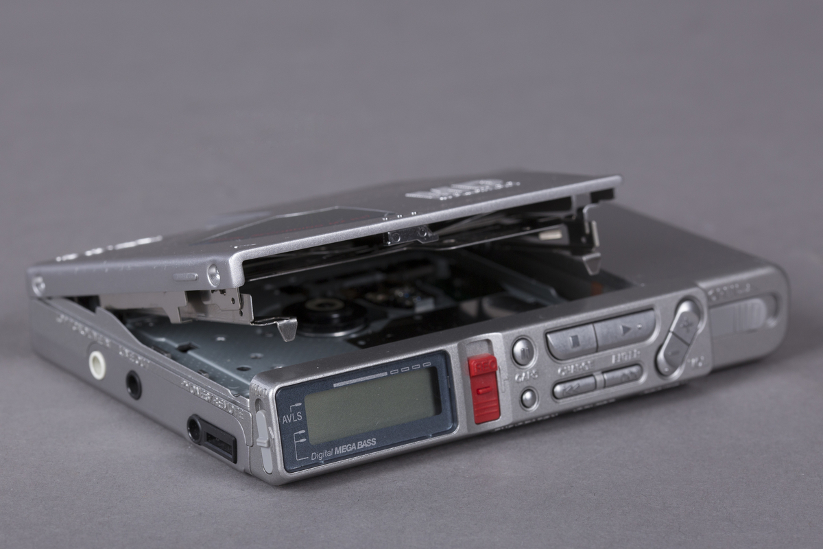 MiniDisc-spiller med opptaksmuligheter og inngang for mikrofon. Digital AGC (Audio Gain Control). Strømtilførsel via adapter (4.5 V) eller batteri/oppladbart batteri.