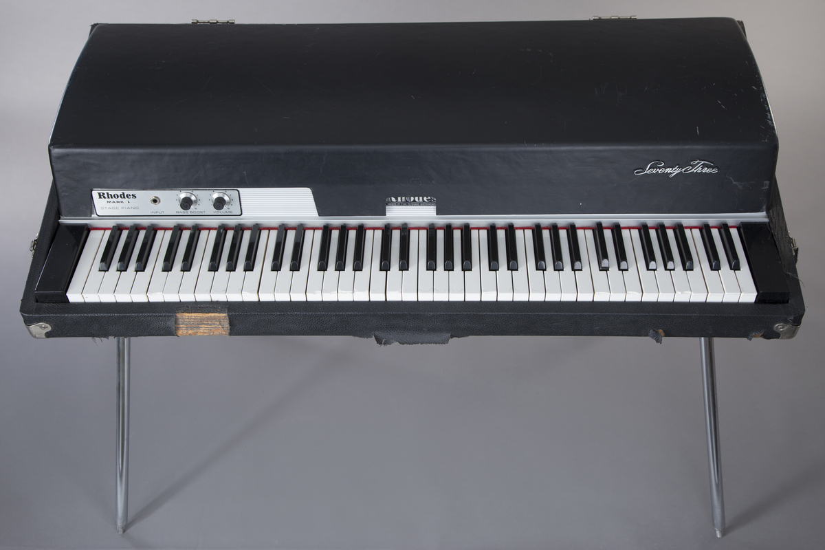Elektrisk piano med 73 tangenter. Input, kontroller for volum og bass boost.
