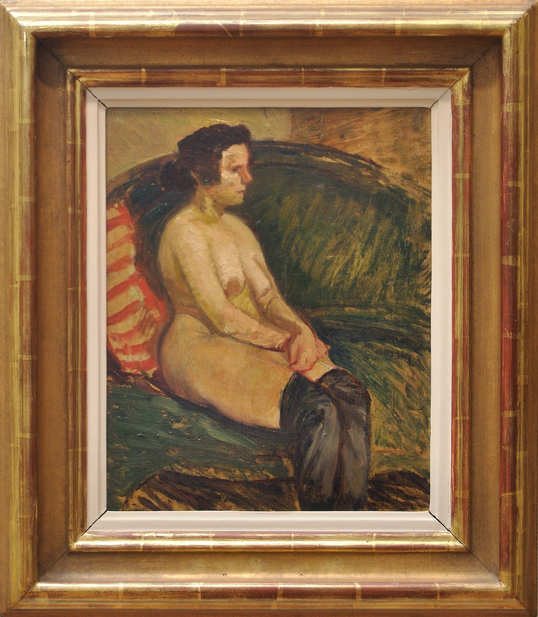 Oljemålning på duk, "Modell i grön soffa" av Helmer Osslund. Kvinna iklädd svarta strumpor sittande i en grön soffa, fas något t.v. Mörkbrunt hår med knut i nacken. 
Montering/Ram: Förgylld originalram, vitmålad innerlist