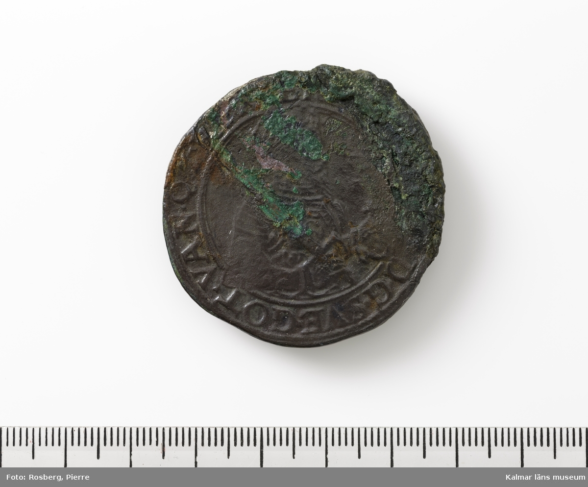 KLM 45328:1 Mynt, av silver. En daler 1563. Erik XIV. På åtsidan kungens bild, på frånsidan stora riksvapnet.