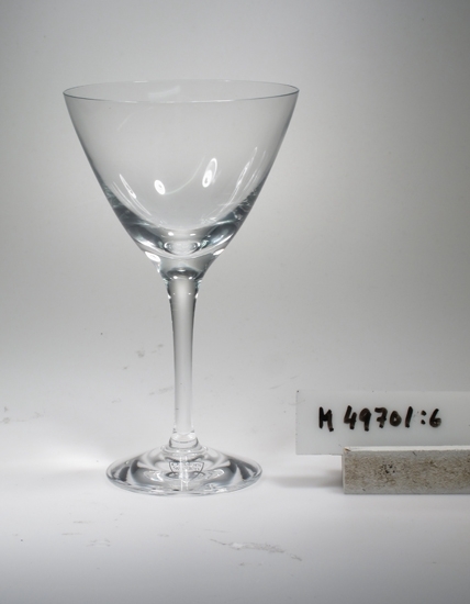 Martiniglas med vid konisk kupa i enkel klassisk design.
Artnr: 6179954
Illusion tillverkades på Sandviks glasbruk (dotterbolag till Orrefors) fram till nedläggningen 2005. Efter det tillverkades denna servis på Kosta (åt Orrefors).

Nils Landbeg skapade denna designklassiker redan på 50-talet. Med tiden ställdes krav på nya typer av dricksglas och på 80-talet designade Olle Alberius (1926-93) glas för bourgogne och vatten. Med dagens krav på kupor som förhöjer vinets doft och smak var det åter dags för en förnyelse. Malin Lindahl (f. 1973), som har en stark känsla för servisglasdesig, men även för Orrefors historia fick i uppdrag att skapa två nya glas. Hennes nya glas i XL-format harmonierar fint med Nils Landbergs gracila glas och Malin har även tillfört en ny generös decanteringskaraff till serien.
Funktion: Att dricka ur