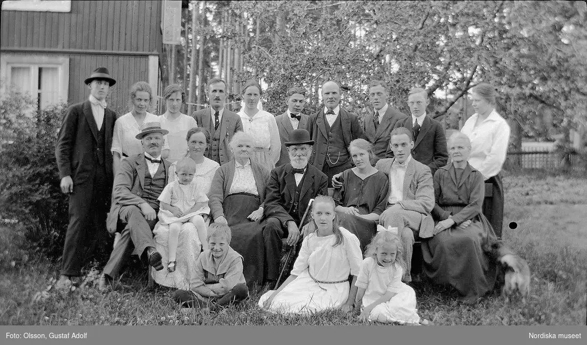 Gruppfoto på gården, från början av 1900-talet.