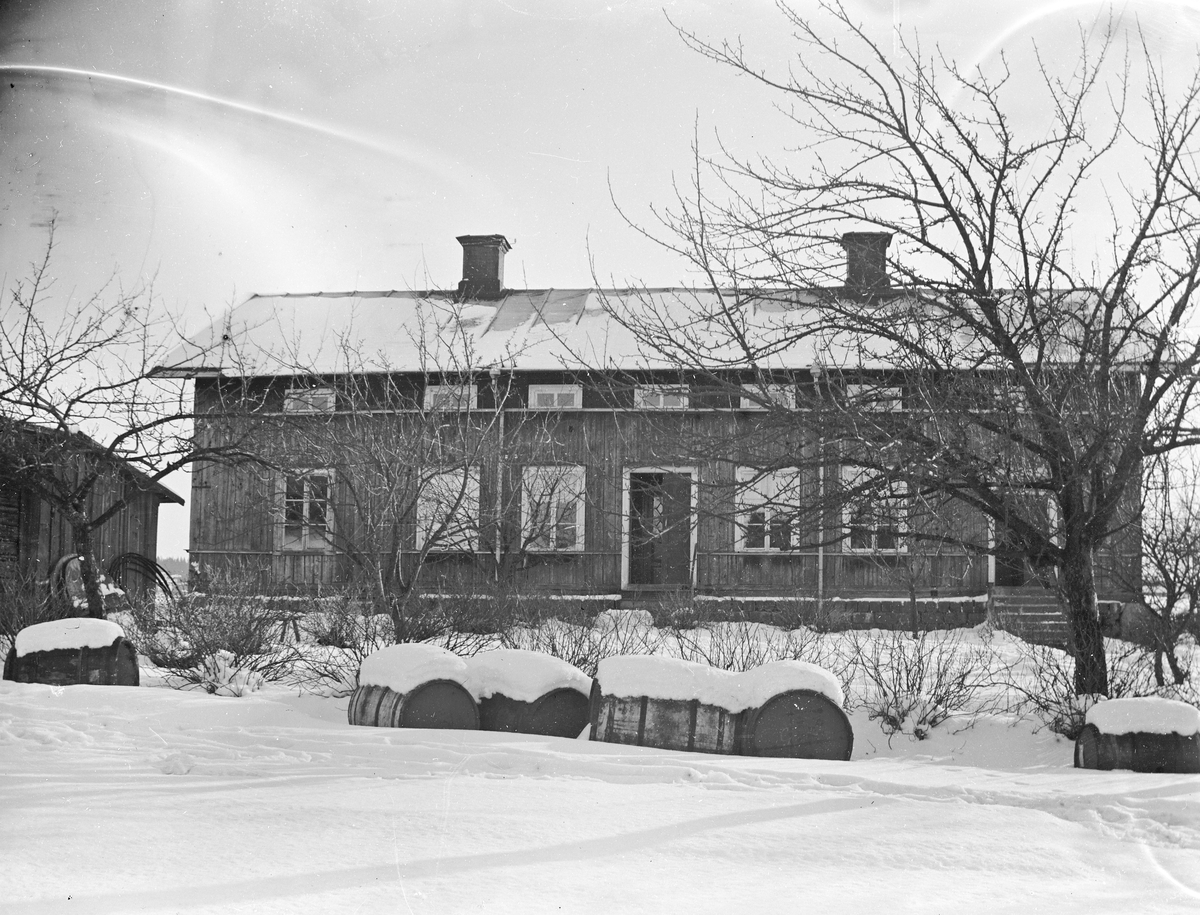 Garvaregården Fors, Torsåker, uppfördes av garvaren J. V. Lindfors på 1850-talet. Gården såldes till mågen och handlare Carl Fahlén 1869, som avyttrade fastigheten 1872 till garvaren Anders Axel Wahllöf. 1895 köpte bankföreståndaren och garvaren Herman Norling rörelsen.