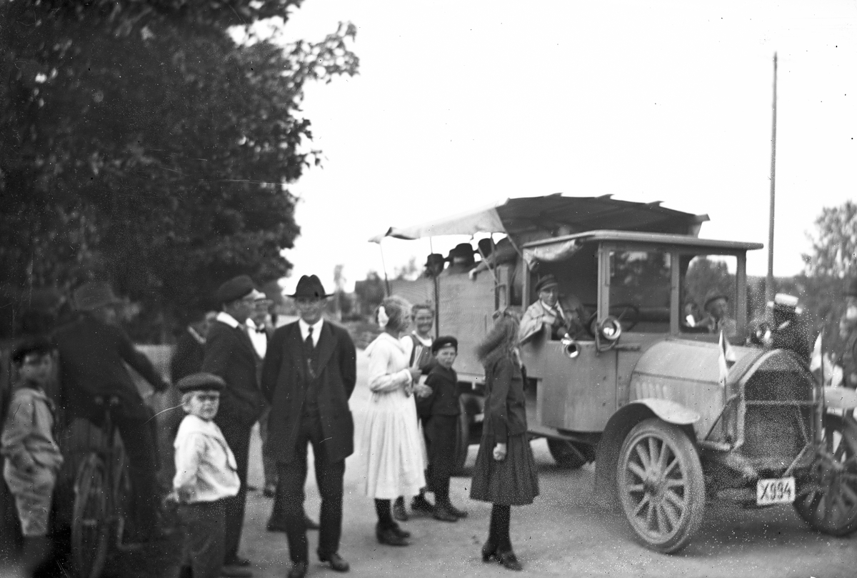 Personerna på bilden är okända. Lastbilen tillhörde P A Persson och var av märket Horch. Hade tidigare reg. nr. A 4128, ägare okänd. Persson köpte lastbilen 27 april 1921. Den 3 februari 1926 avfördes lastbilen ur bilregistret på Perssons uppmaning.