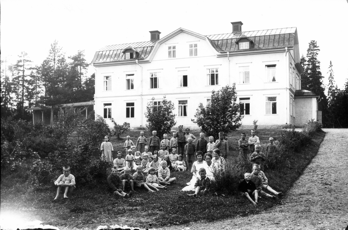 Barn och personal vid barnhemmet i Sävstaås.