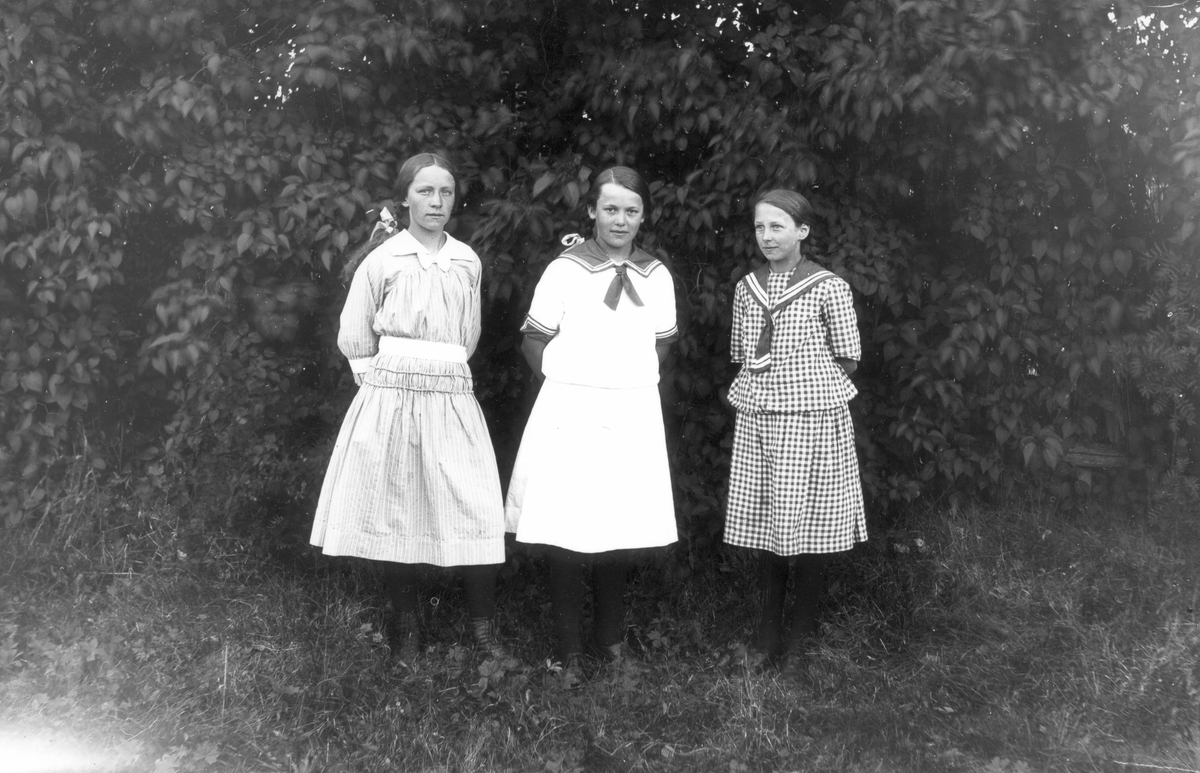 Från vänster: Signe Svensson, Hilda Styf och Olga Söderberg, född 1903.