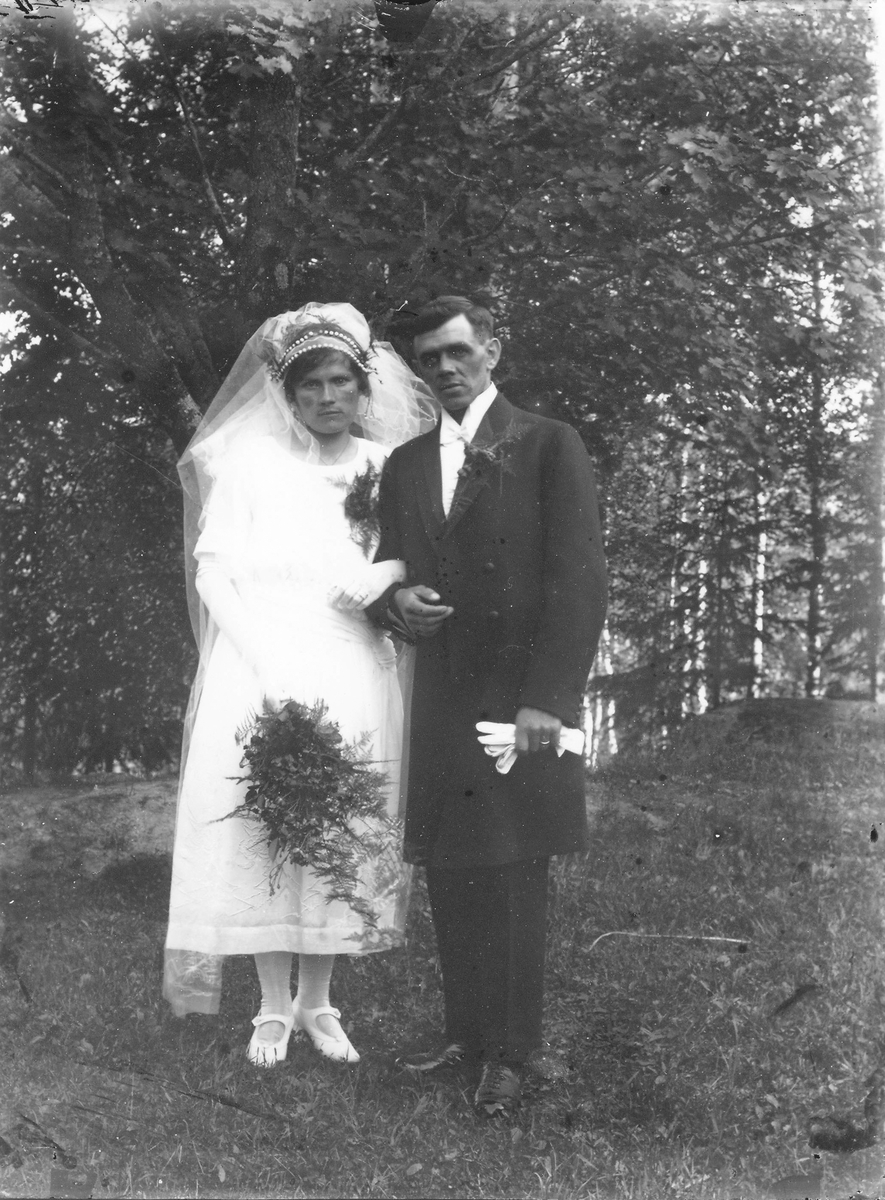 Brudparet Marta Olsson, Västansjö by ("Lasses") och Erik Jonsson ("Bageri"), Håbacken, båda födda omkring 1895. De fick sedermera sonen Evert, född 1924 (?) och dottern Ingrid, född 1932.
Paret flyttade från "Bageri" i Hå till "Lasses" i Västansjö omkring 1944. Därefter flyttade Erik Persson ("Bagar-Sigges" pappa) till "Bageri".