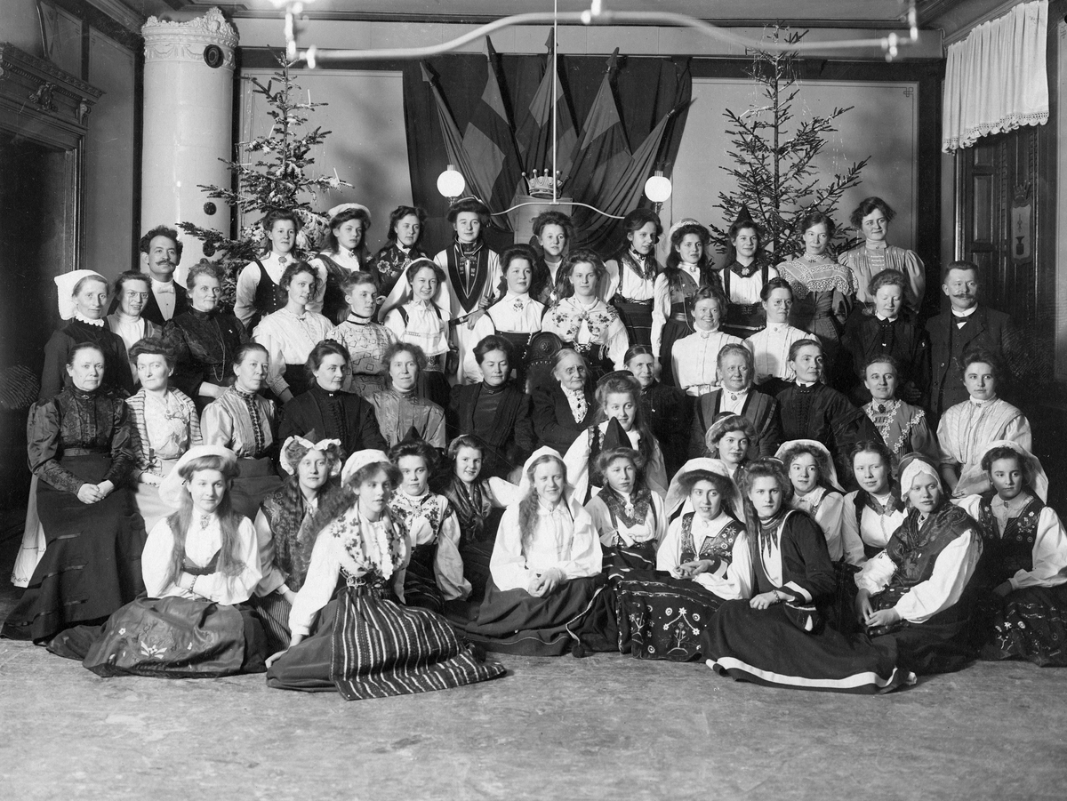 "Julgillet". Klass åtta. Den 17 december 1908. 1908 - 1909. Bilden tillhör Majken Swedlund
Den äldre kvinnan i mitten med glasögon är Karolina Sjölander.