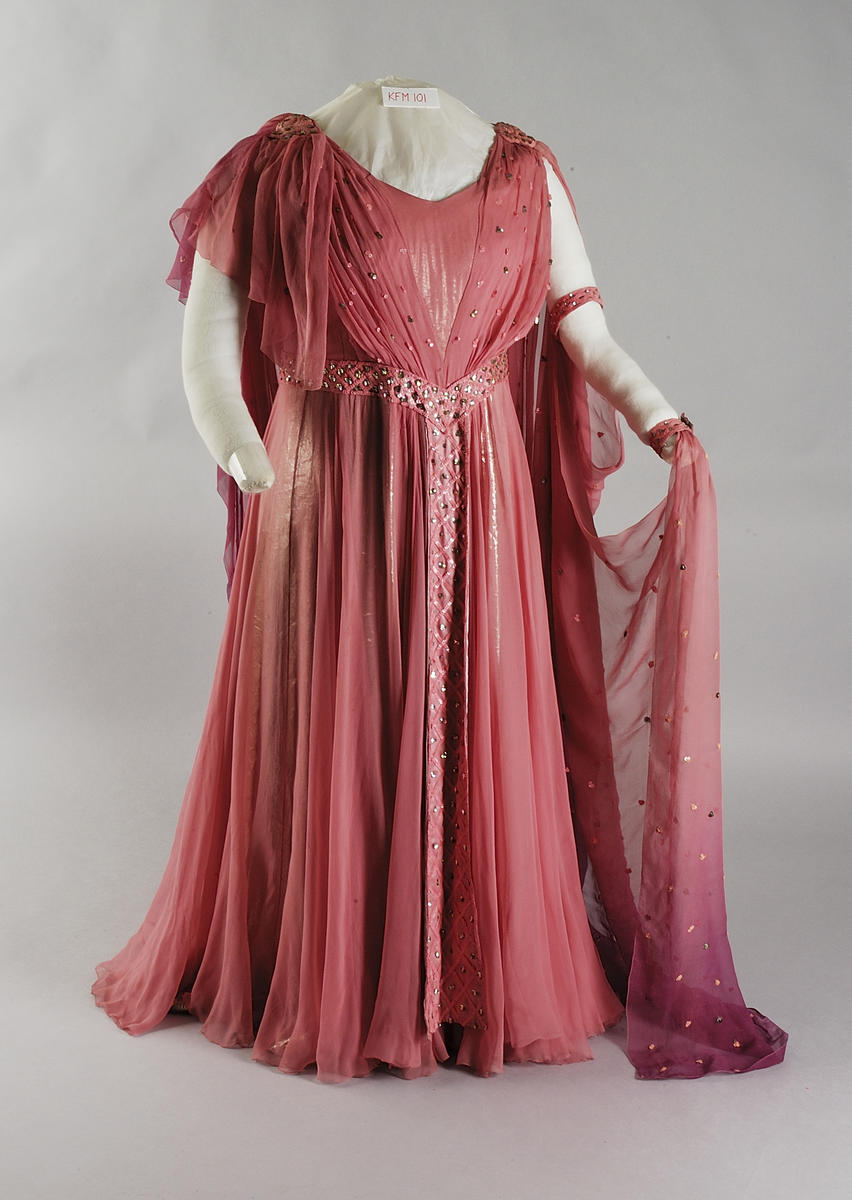 Costume Kirsten Flagstad in the role of Kundry. A pink dress with details of pearls in the belt and train.
