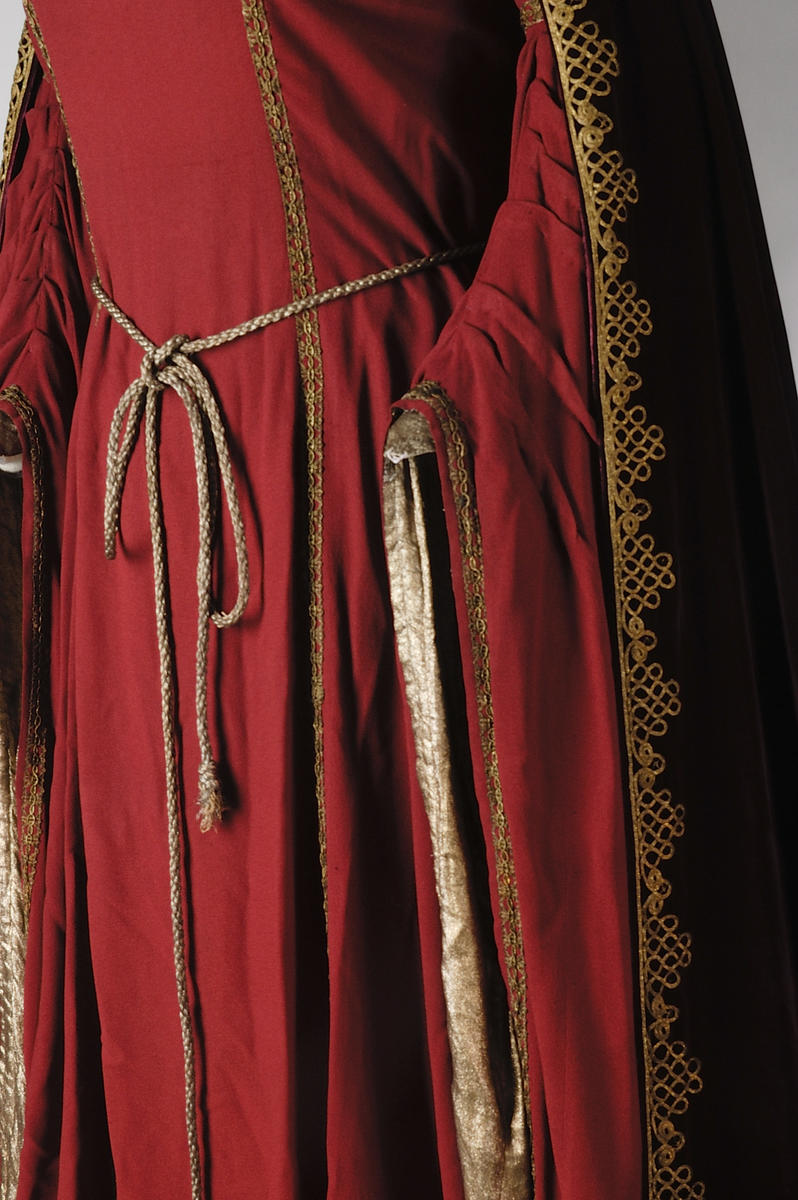 Costume Kirste Flagstad in the role of Isolde in Tristan and Isolde. The picture shows details of the left sleeve and the belt around the waist. A red dress with details of gold.