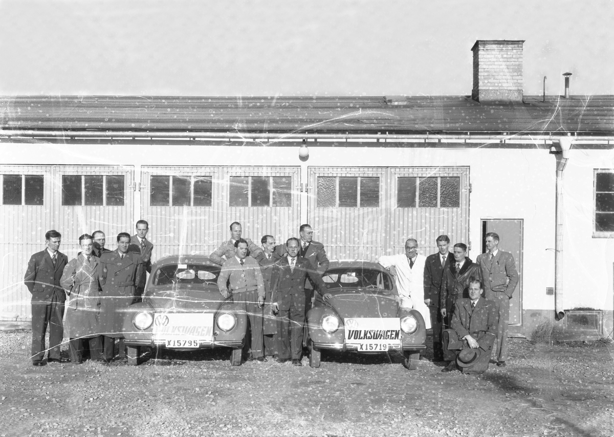Bil & Buss personalgrupp vid två 1950 års Volkswagen.