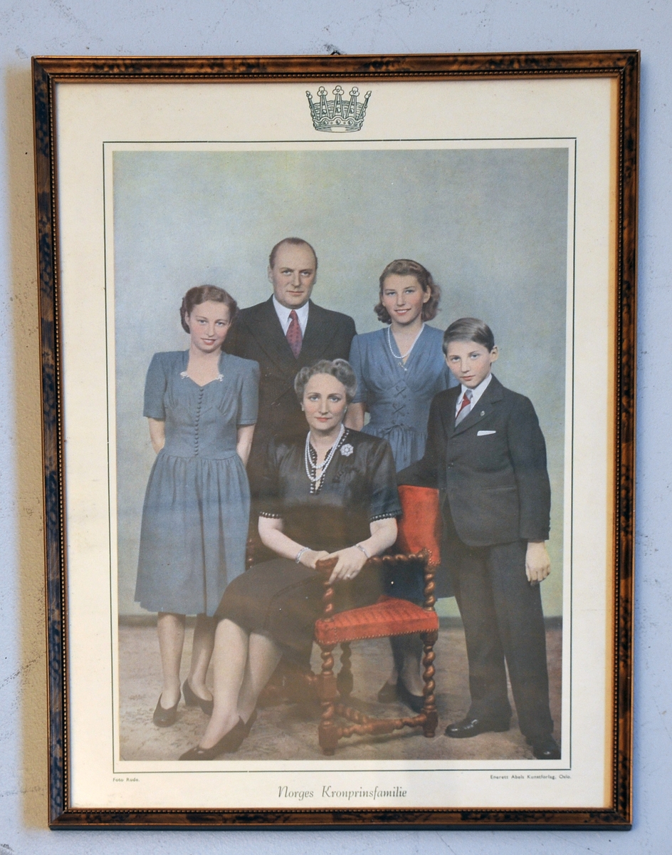 Bilete i glas/råme av Kronprins familien. 
Olav - Marta med barn.
