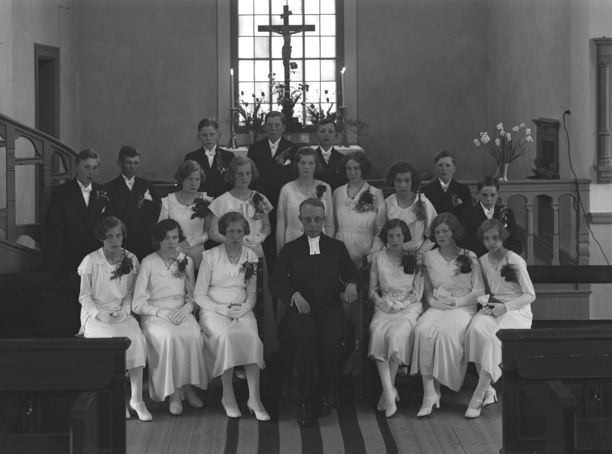 Pastor Sture Wiklund med konfirmandgruppi Bomhus år 1933

