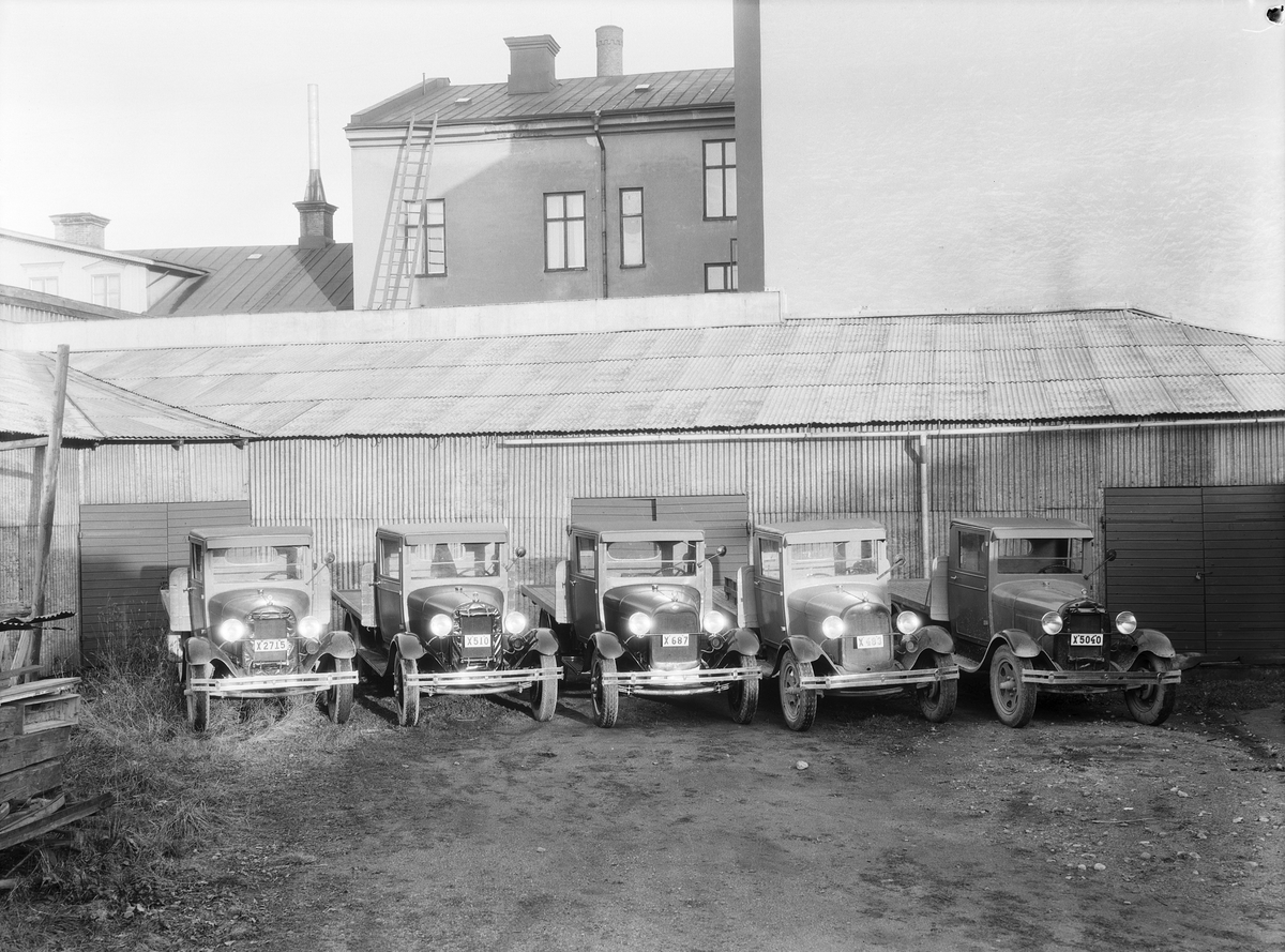 Gävle bilförsäljning AB. Fem Ford AA (troligtvis 1928-1929 års modeller).