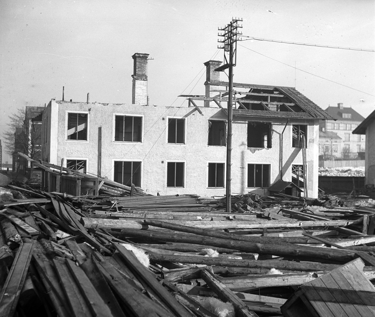 Rivning av gård på Brynäs för nya punkthus. 1947. Reportage för ...