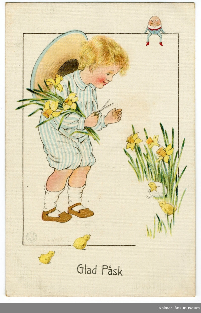 En pojke i blå- och vitrandiga kläder och en halmhatt hängandes bak på ryggen står framför ett fång påskliljor som växer på marken. Bland påskliljorna håller en kyckling på att kläckas och en kyckling står bredvid. Pojken har en bukett påskliljor i famnen och han håller en sax i ena handen. Längre ner på kortet, under pojken, står ytterligare två kycklingar.