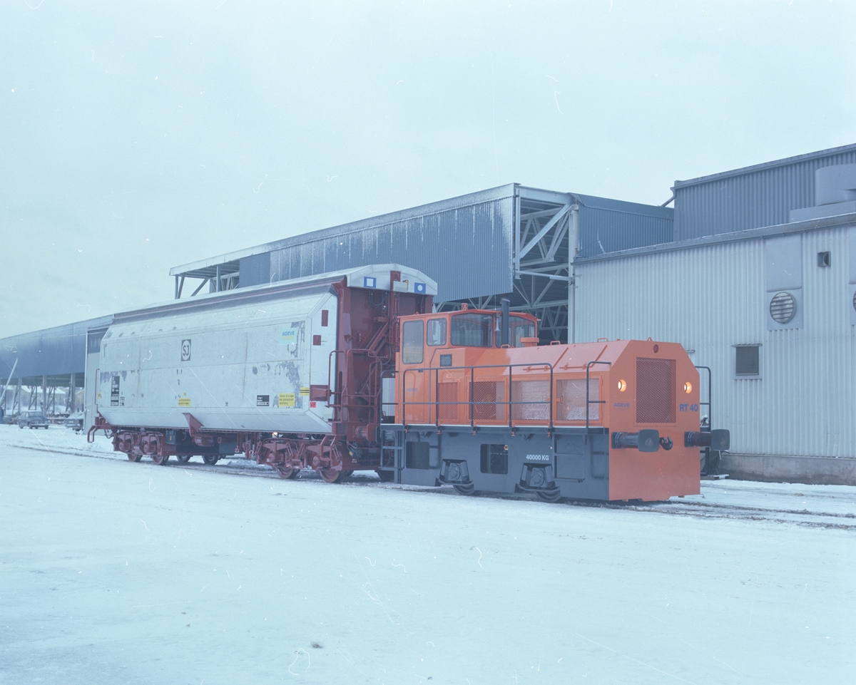AGEVE. Lok RT40 med vagn. Den 18 december 1982