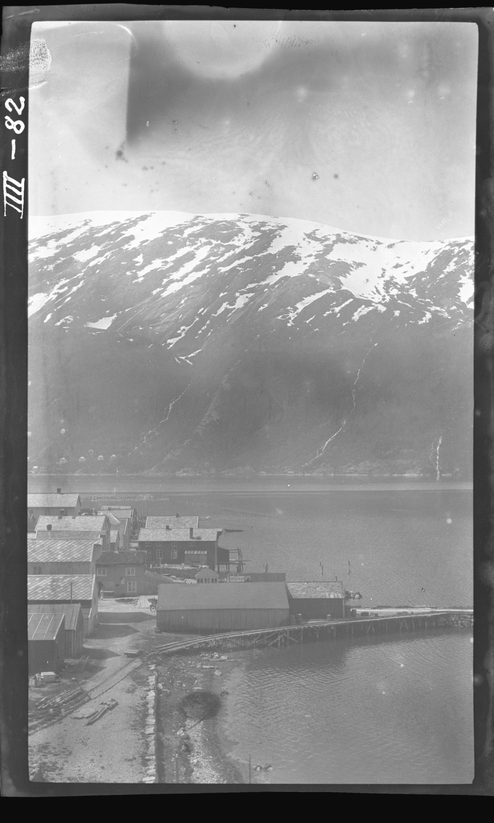 "Aura brygge" nærmest, "dampskipsbrygge" bak. Sunndalsfjord. "Fordelingsbasseng, prosjekt rørgate og vanntunell" tegnet inn på fjellsida på registerkort.