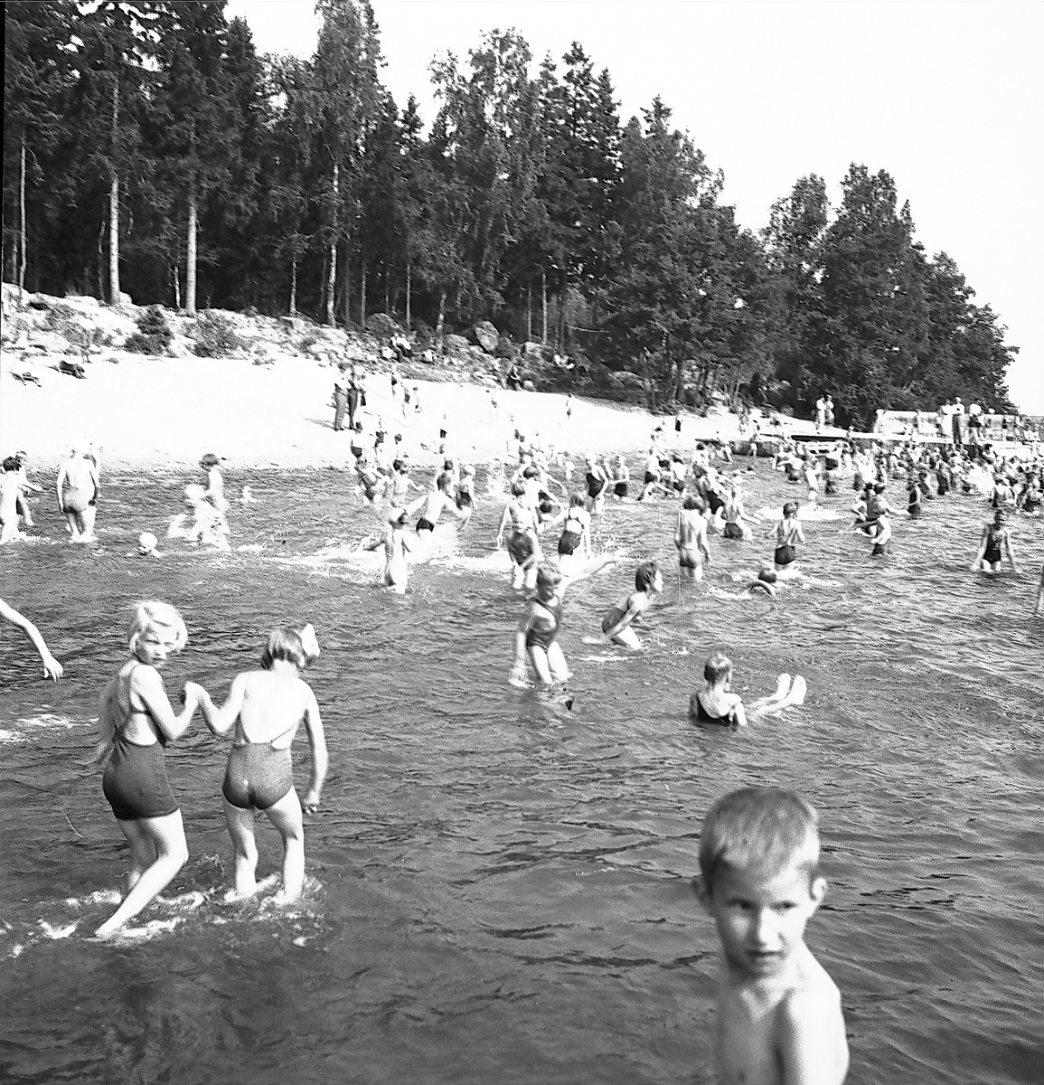 Den 23 juli 1938. Barnutflykt till Furuvik. Reportage för Gefle-Posten

