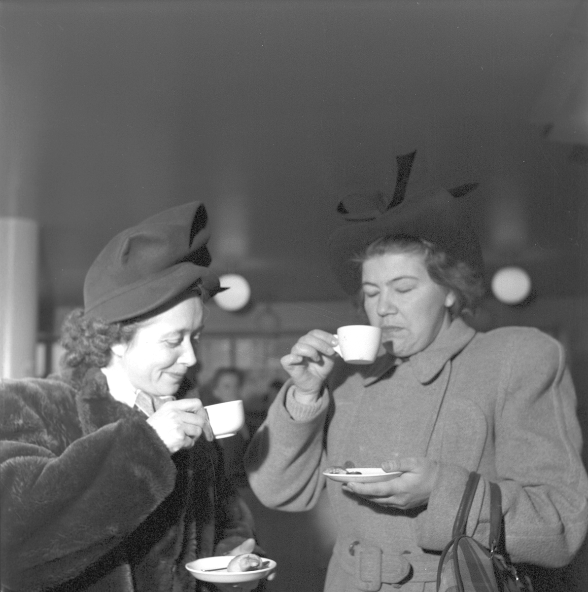 Konsum Alfa 50-årsjubileum på Rotundan, Folkparken. Medaljutdelning och middagsbord. 25 november 1948.