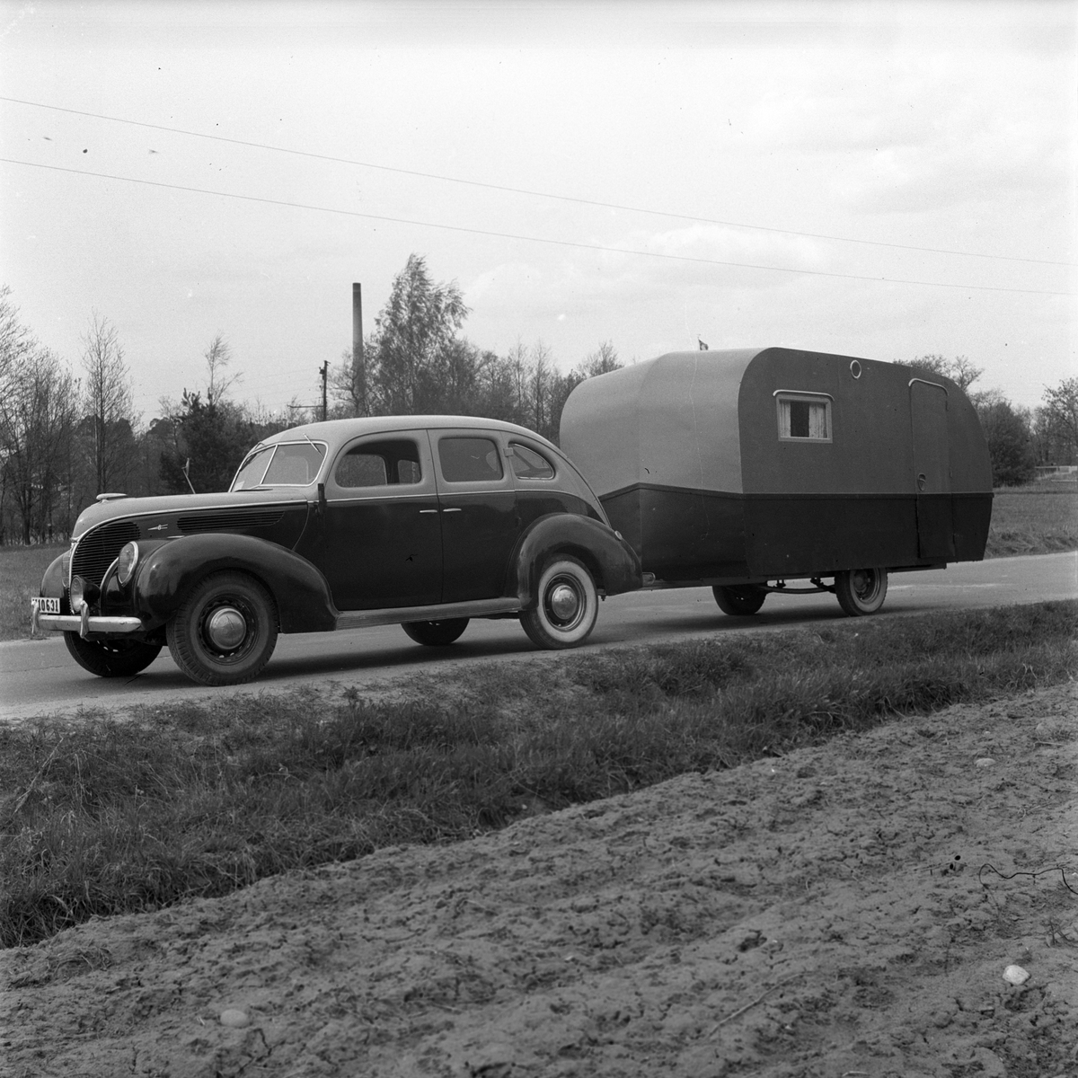 En 1939 Ford V8 med husvagn. Maj 1947. Reportage för Arbetarbladet.