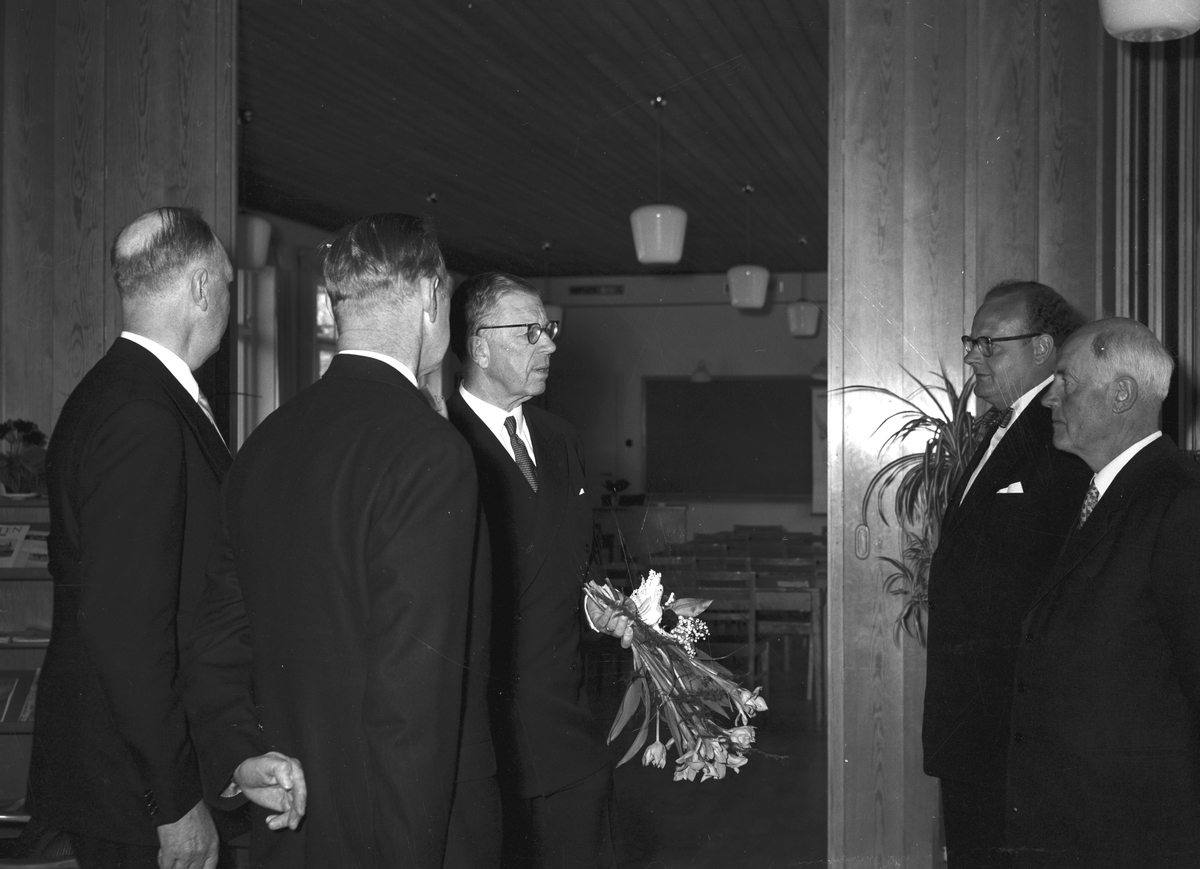 Kung Gustav VI Adolf  på besök i Kungsgården i början av 1950-talet.