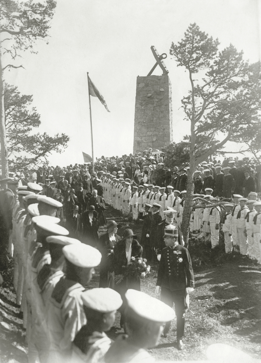 Svenska Örlogsflottan har fått sitt monument på Älvsnabben vid Mysingefjärden invigt.  15/6 1930