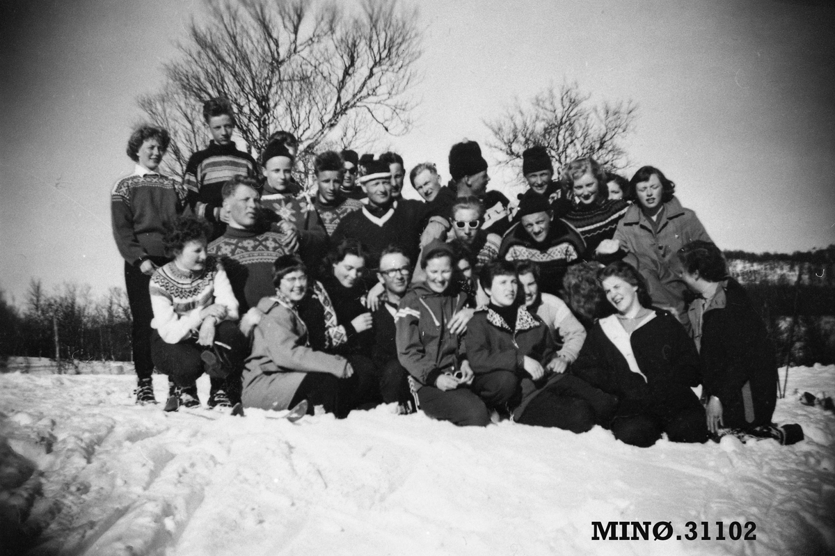 Medlemmer av Dalsbygda Ungdomslag på skiutflukt vinteren -58.