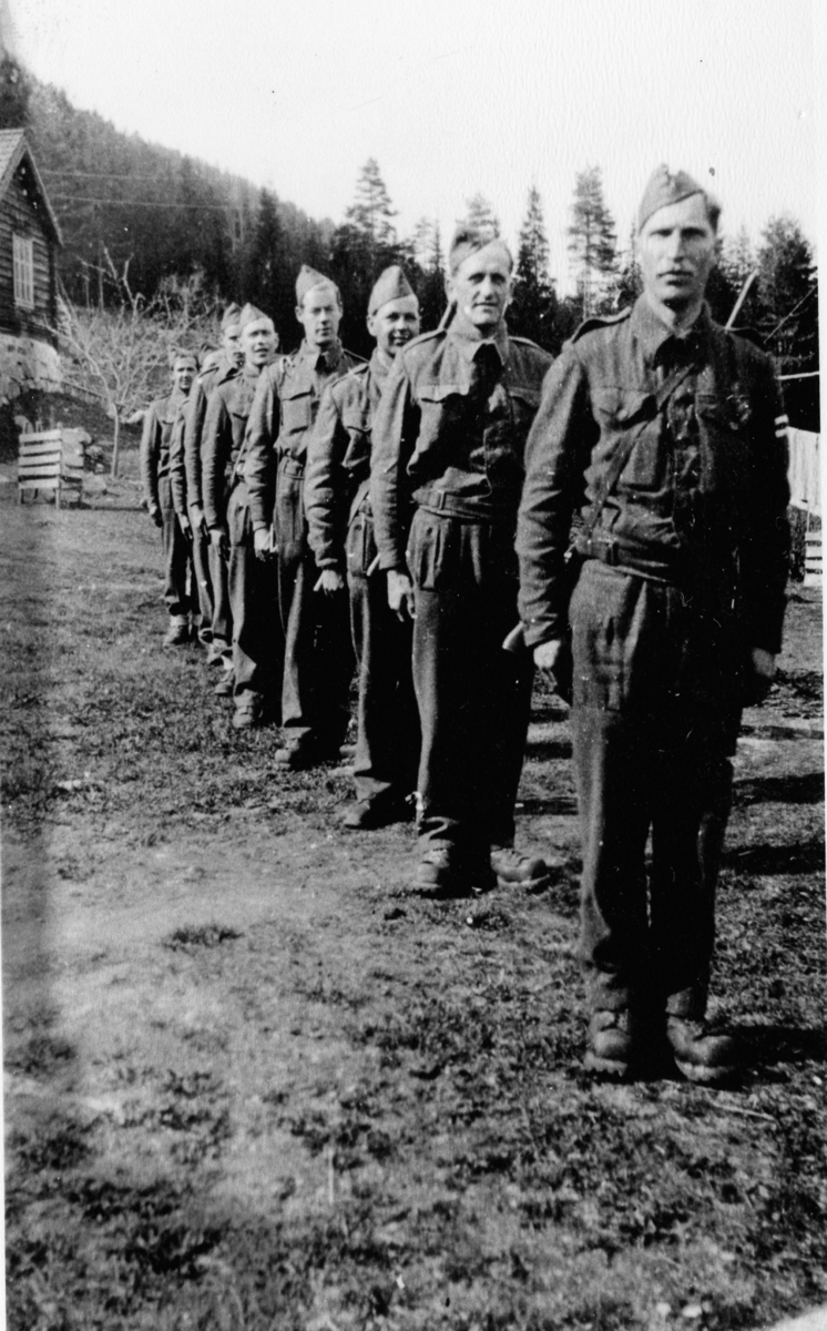 Gruppe. HS-soldatar, uniformar, sko, lue, våpen.
Frå h. lagførar Botolv Brekko,Halvor Botten og Hermund Rust.