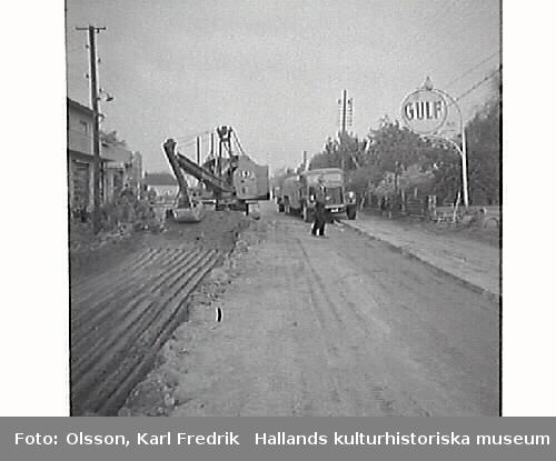 Gatuunderhåll/arbete med vatten och avlopp. I Åskloster? Karl Fredrik Olsson var redaktör (ca 1935-1965) på Hallandsposten så bilderna har troligen varit publicerade i tidningen. 1950-tal.