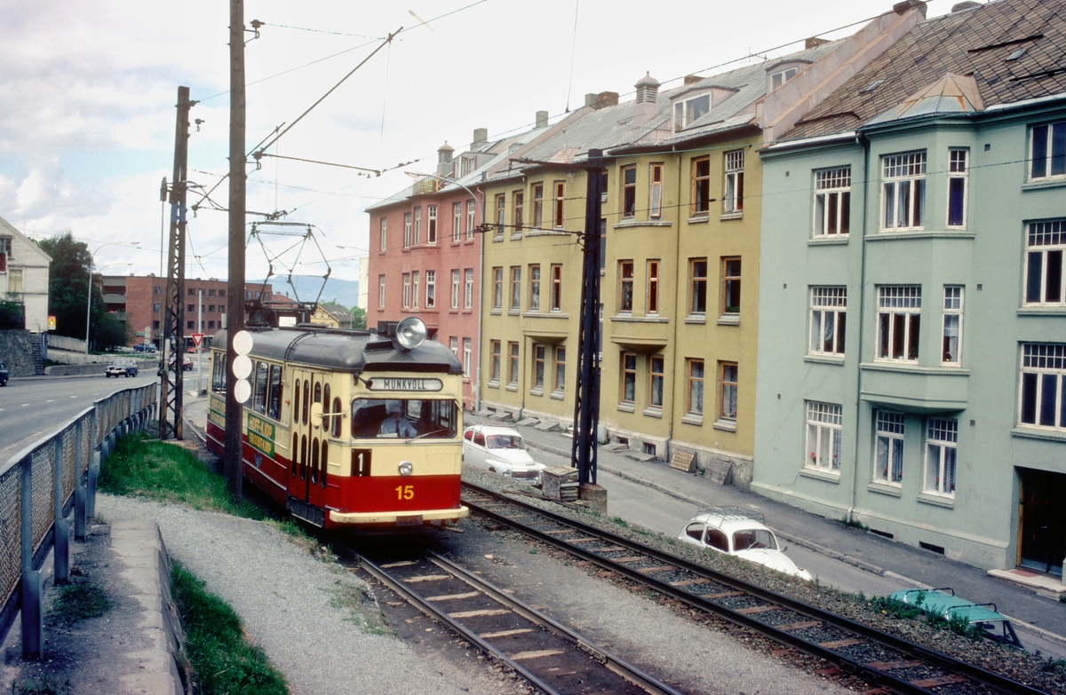Trondheim trafikkselskap. Gråkallbanen. Vogn 15 på vei mot Munkvoll på linje 1 ved Ila.