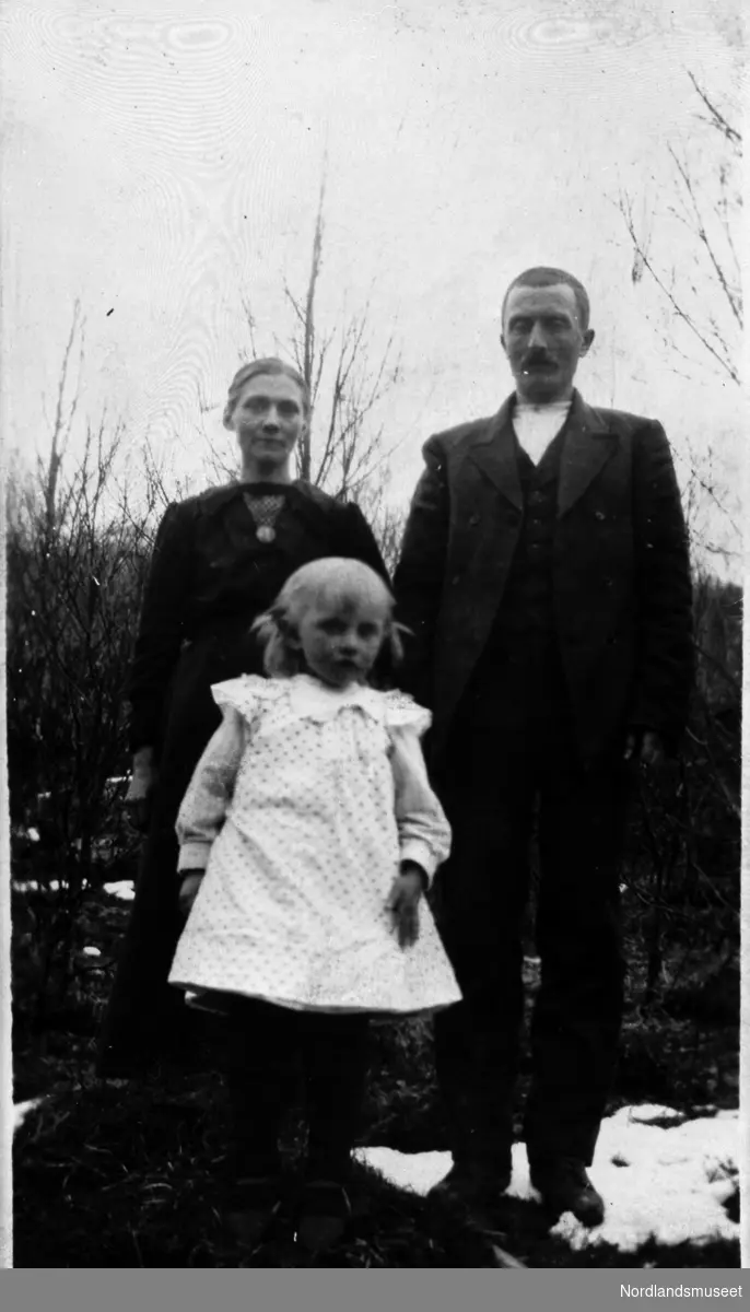 Fra v: Josefine Blix, Adolf Tinnan og Liv. Josefine f. ca.1896 i G., datter av Berit og Peter Blix. Adolf, f. sist i 1890 årene, sønn av Kirsten og Hans Pedersen. På bildet er de sammen med datteren Liv.