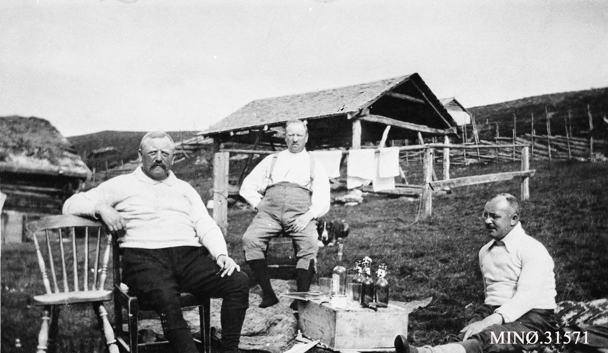 Rypejegerne fra Oslo tar en drink. Fra venstre: Stuve, Tresvig og Solberg.