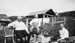 Rypejegerne fra Oslo tar en drink. Fra venstre: Stuve, Tresv