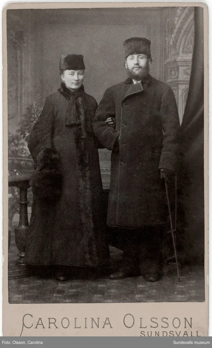 Ateljéporträtt på möbelsnickaremästaren Gustaf Hydén med frun, stadsbarnmorskan, Anna Hydén. Familjen, som så småningom utökades med fem barn, var först bosatta på Bergsgatan i kv Hajen (korsningen Thulegatan -Bergsgatan) där Gustaf även hade sin snickeriverkstad och från 1907 på Skepparegatan 12. Familjen var även aktiva medlemmar i baptistförsamlingen i Sundsvall.