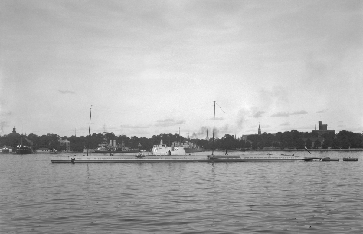 Polska ubåten WILK (= Varg) vid flottbesök i Stockholm 1932. Systerfartyg RYS och ZBIK.