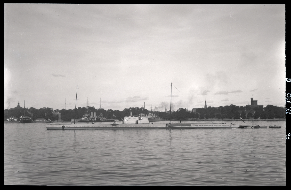 Polska ubåten WILK (= Varg) vid flottbesök i Stockholm 1932. Systerfartyg RYS och ZBIK.