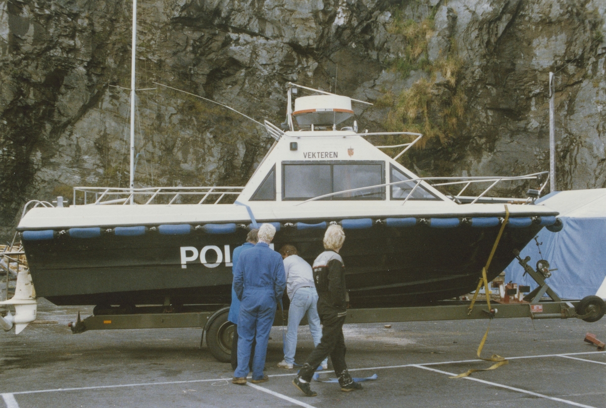 Politibåten "Vekteren", av type Draco (se NRMF.02405), blir løftet opp og reparert.