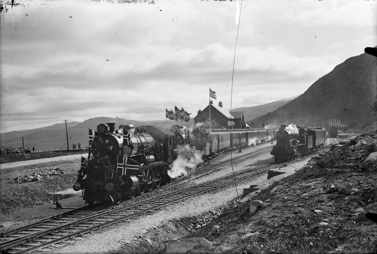 Damplokomotiv og personvogner på Hjerkinn stasjon under åpningen av Dovrebanen.