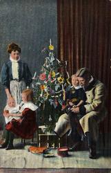 Julekort. Den skrevne tekst er borte. Interiør stue.  Famili