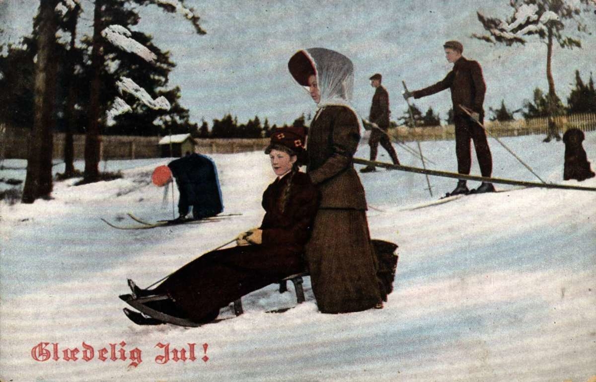 Julekort. Jule- og nyttårshilsen. Vintermotiv.  Kvinner og menn på ski og kjelke.