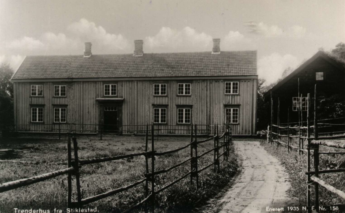 Postkort. Trønderhus fra Stiklestad, Sør-Trøndelagstunet, NF.