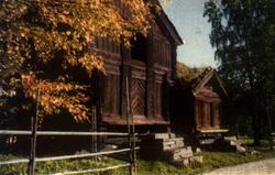 Postkort. Loft og bur fra Rolfshus, Mo i Telemark.  Telemark