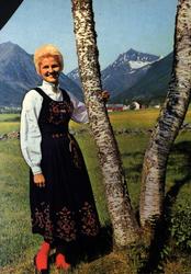 Postkort. Kvinne i Sunnmørsbunad. Utstilling NF.